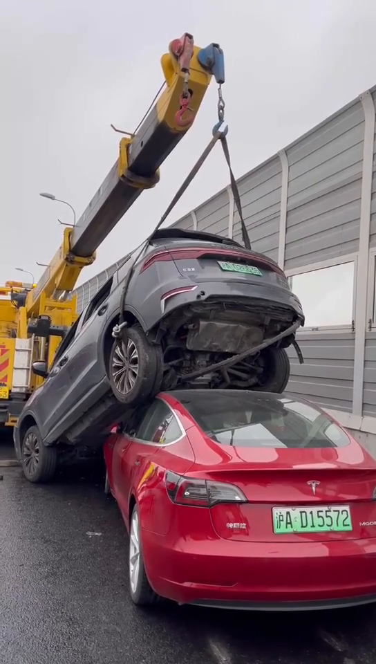 Автопилот Tesla вызвал уварию с неожиданным финалом
